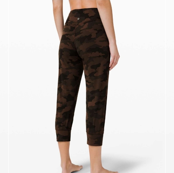 Lululemon align jogger crop 23"  Sz4 - Picture 2 of 9